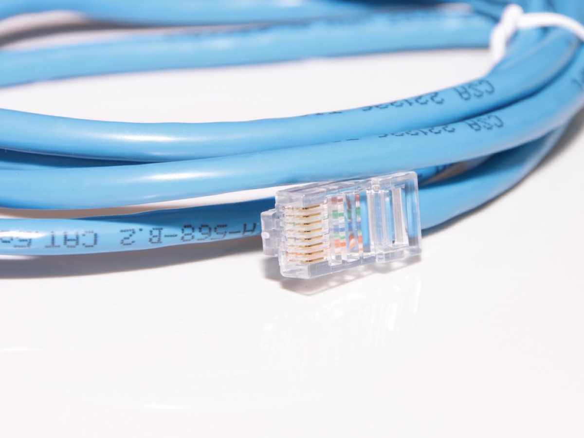routeur réseau avec câbles ethernet