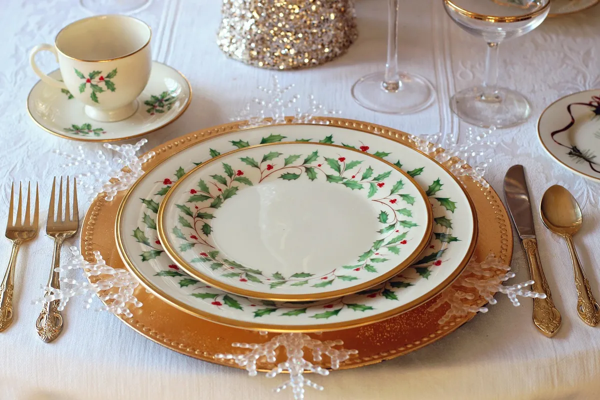 table setting, christmas, holiday, celebration, party, christmas table, christmas dinner, dinner, table, food, decoration, plate, setting, meal, traditional, di