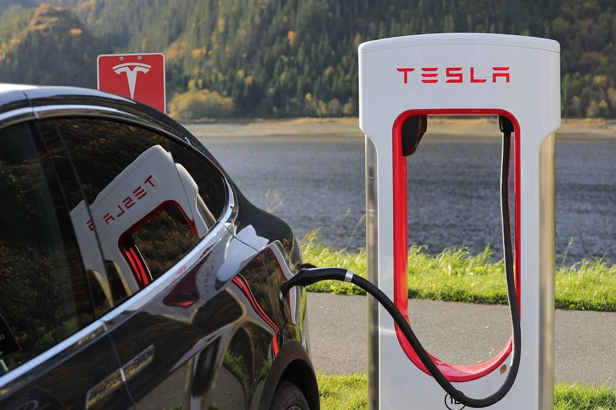 Elektrofahrzeug-Ladeplatzverbindung mit mehreren Enden und Kabelanschlüssen.