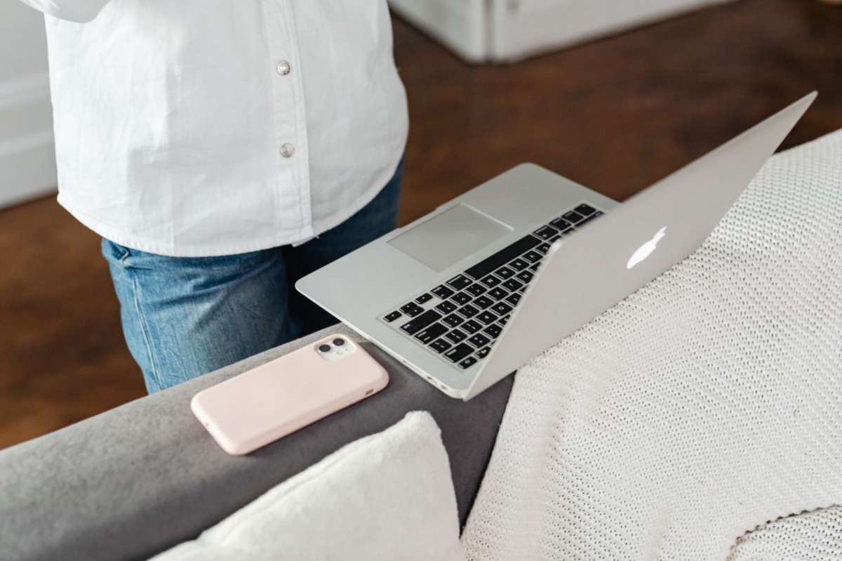 Smartphone en laptop met netwerkinterferentie