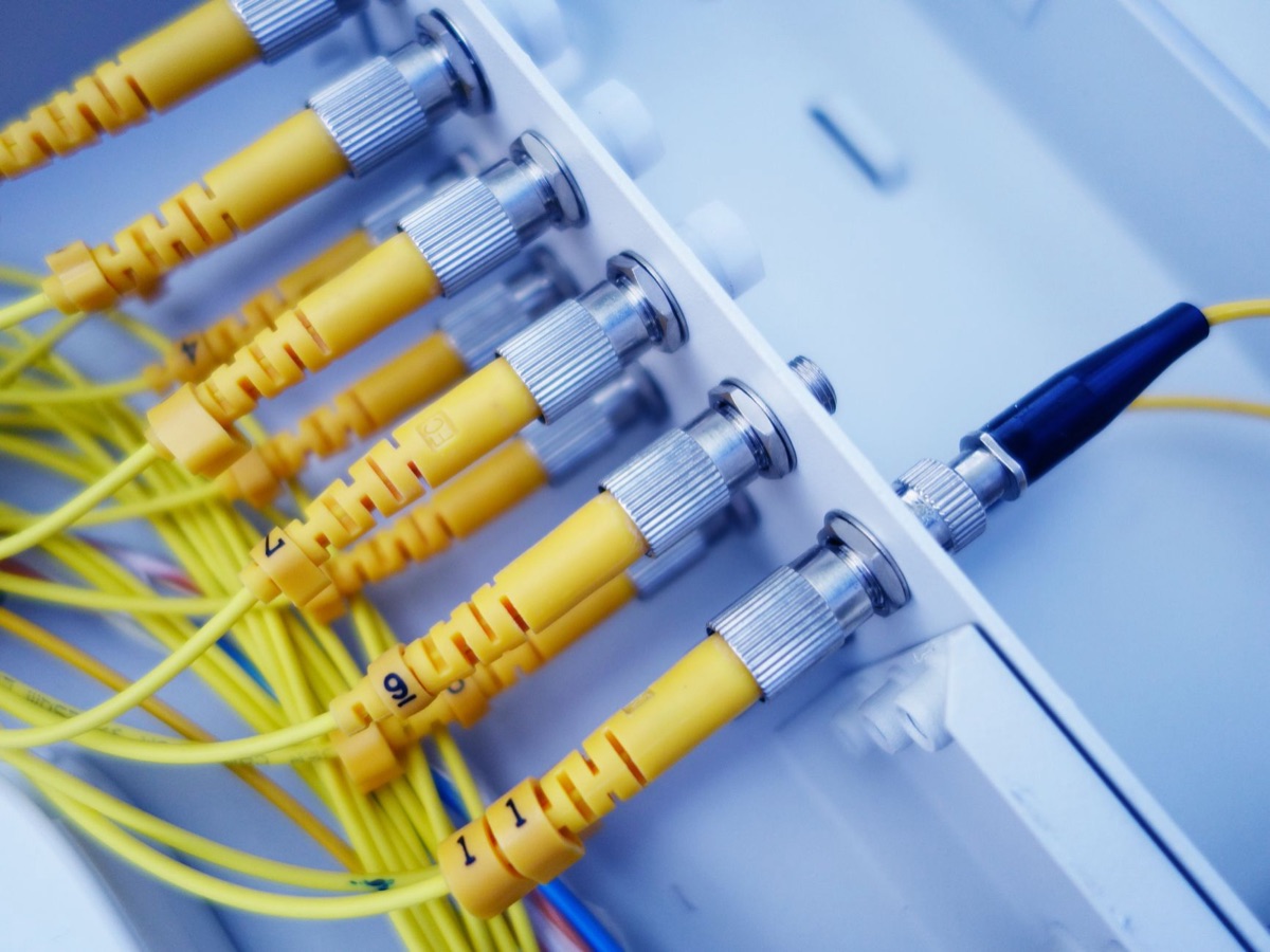 Un switch réseau avec des ports VLAN dédiés aux appareils IoT, au réseau principal et à l'accès invité.