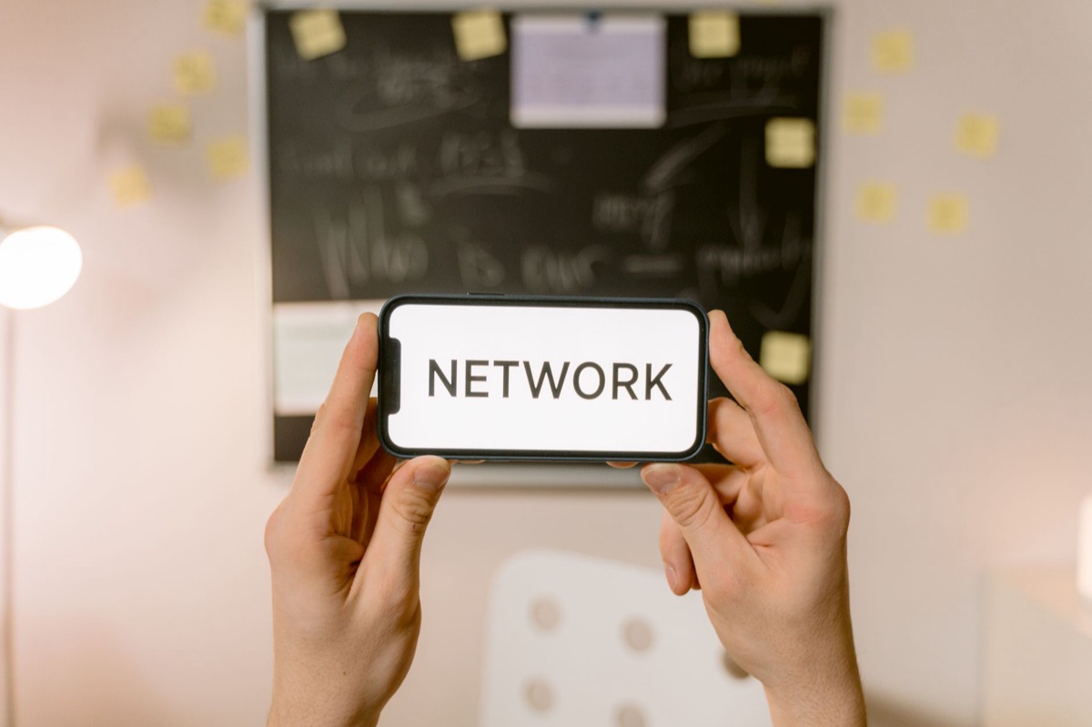 Smartphone mit Netzwerkzeichen